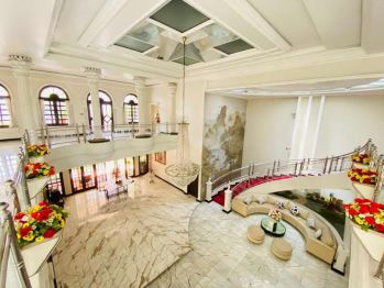 Rumah Classic Mewah Bagus SHM di Raya Dharmahusada Indah