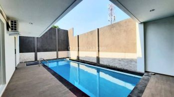 Rumah bagus minimalis ada kolam renang siap huni disewakan di telaga bodas atas