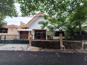 Rumah 2 Lantai Bagus Unfurnished SHM di Senopati Area, Jakarta Selatan