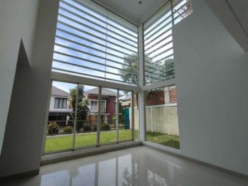 Rumah Hook dengan Kolam Renang & Green Area di Sentul City, Bogor