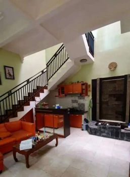 Rumah Kokoh Bagus 2 Lantai Jl Titan