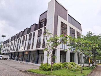 Ruko  di West Park Bsd City. Posisi Hadap Jalan. Parkir Luas.