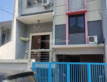 Rumah Komplek 3 mobil strategis di Taman Cosmos Taman ratu(TR95)