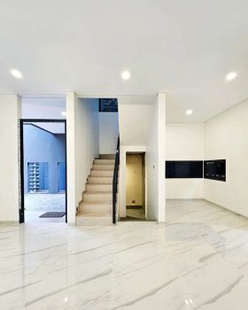 Rumah mewah 2.5 lantai strategis siap huni di rempoa bintaro