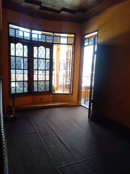 Dijual Rumah 2 lantai Tinggal Renop Ringan lokasi Margahayu Raya Metro