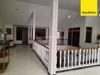 Disewakan Rumah 2 Lantai di Darmo Baru Barat Surabaya