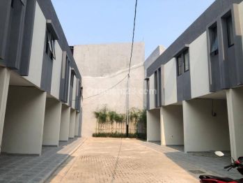 Rumah 2 Lantai Unfurnished Dalam Cluster Dekat Binus