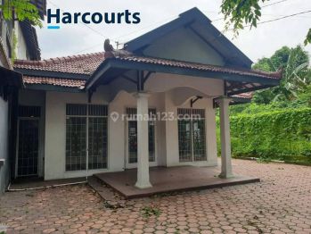 Disewakan rumah strategis di pinggir jalan raya Manahan Solo.