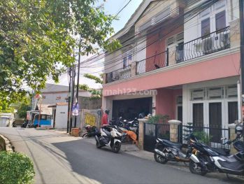 Rumah di pinggir jalan cocok untuk usaha di Jatinegara Jakarta Timur