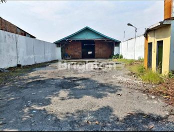 GUDANG DENGAN HALAMAN PARKIR YANG LUAS DI KRAKATAU UJUNG MEDAN