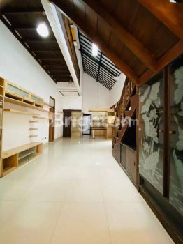 RUMAH LUAS DAN MODERN KAWASAN PERUMAHAN ELIT DENPASAR BARAT (SEMUA FURNITURE)