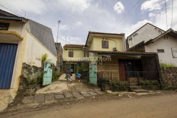 Rumah villa bagus di kawasan pengunungan