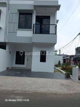 Rumah cantik murah di Jatinegara Lio 2 Lantai SHM 3 menit DAMRI