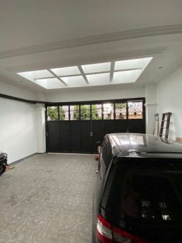 Rumah mewah 3.5 lantai ada poolnya di kebon jeruk Jakarta selatan