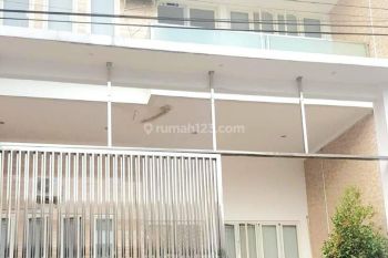 Rumah terawat semi furnish lokasi strategis