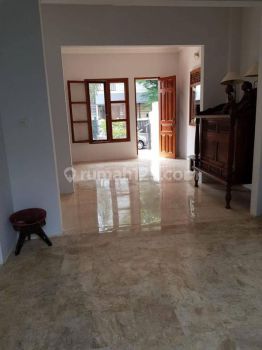 Rumah 2 Lantai Semi Furnished SHM di Pejaten Barat