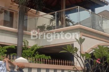 RUMAH MEWAH DI MANYAR KERTOADI