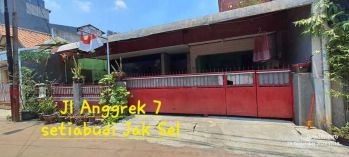 Tanah ada rumah tua di daerah komersial area