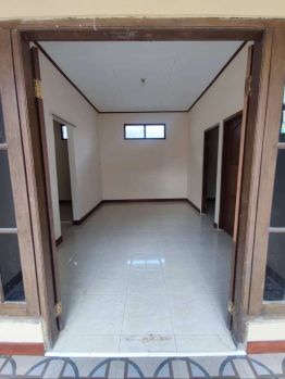 Rumah di Palagan Km8 filosofi kopi, halaman belakang luas.