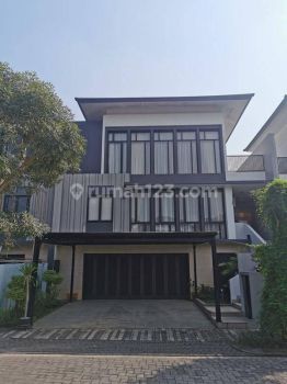 Rumah mewah 3 lantai Furnish hadap selatan depan Taman SHM jarang ada