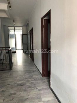 Ruko 3 Lt di Kebayoran Baru, Pasar Modern Santa , Jakarta Selatan Siap Pakai