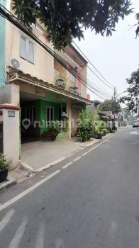 Dijual Rumah di Pancoran SHM 3 Lantai Bagus Tenggara