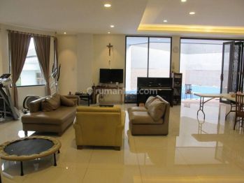 Rumah 3 lantai ada Kolam renang Modern Minimalis Jakarta Timur