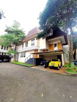 Rumah Mewah Dalam Townhouse Dekat Jalan Utama