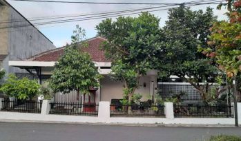 Dijual segera Rumah klasik cocok untuk kos, dekat kampus area olahraga