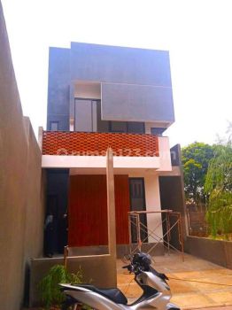 Rumah 2,5 Lt Modern Kontemporer Dalam Townhouse Few Rooftop Taman Kota