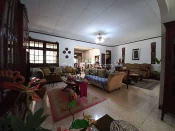 Rumah Nuansa Villa di Tengah Kota