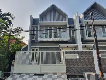 Rumah Manyar Tirtomoyo New Minimalis Row 3 Mobil Carport 2