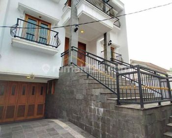 Rumah Cantik 2 Lantai Modern Minimalis Ada Basement Pangkalan Jati