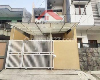 Rumah Full Furnished strategis di Tomang(TM136)