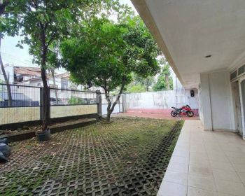 Rumah lama hitung tanah senopati area jalanan lebar