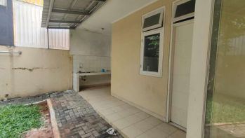 Disewakan - Rumah depan taman siap huni