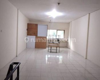 SEWA RUKO BAGUS BERLOKASI STRATEGIS PINGGIR JALAN KEBAYORAN LAMA