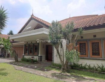 RUMAH LUXURY, MODERN DAN NYAMAN!! Rumah 3 Lantai di Dago Pakar, Bandung!