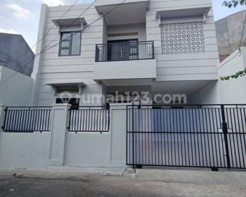 Rumah Unfurnished Baru di Tebet Barat Dalam, Tebet