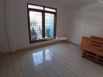 Rumah Kantor Carport 3 Mobil Jalan 2 Mobil di Tebet