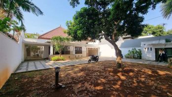 CB131 Sewa Rumah Dengan Halaman Depan Luas Di Menteng