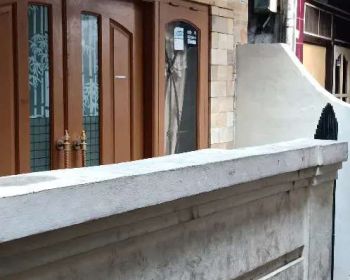 Dikontrakan tahunan sebuah rumah tingkat siap huni