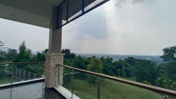 Rumah Modern dengan Halaman Belakang yang Luas di Sentul City