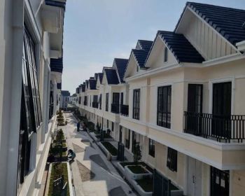 Disewa Rumah Baru Lavon 2 3 lantai uk 8x9 SCARLET 4 Kamar tidur