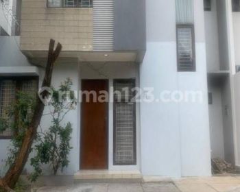 Rumah Disewakan Dengan Fasilitas Semi Furnish Banyak Kamar