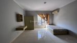 thumbnail-rumah-disewakan-dengan-fasilitas-semi-furnish-banyak-kamar-9