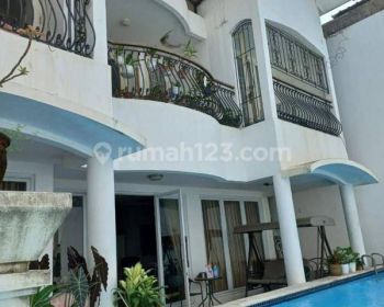 Rumah siap huni area senopati jalan lebar ada swimming pool