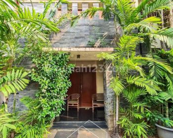 Rumah Nyaman 2 lantai di Kebayoran Baru Jakarta Selatan