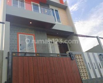Rumah Scandinavia di Cilangkap Jakarta Tim,split Level Bata Merah