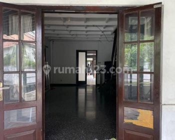 Disewakan Rumah Menteng Cantik Nan Asri di Kawasan Elite Menteng